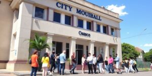 Pessoas diante da prefeitura de Osasco, discutindo oportunidades.