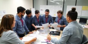 Técnicos municipais trabalhando em um escritório na Prefeitura.